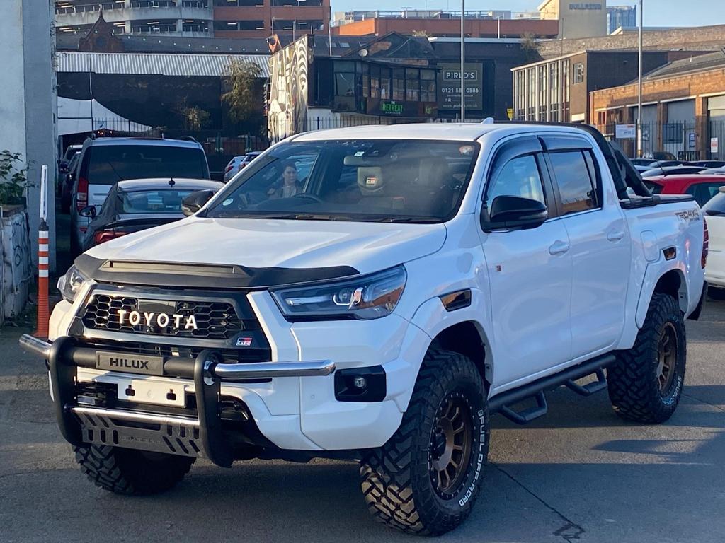 TOYOTA Hilux