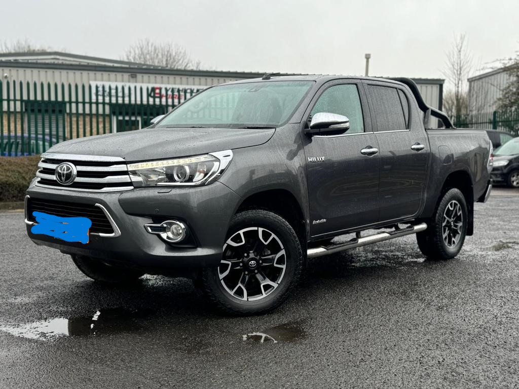 TOYOTA Hilux