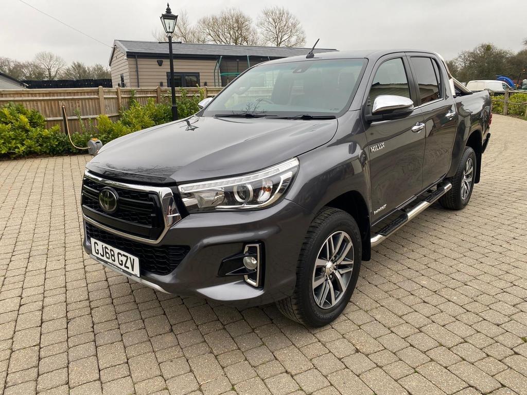 TOYOTA Hilux
