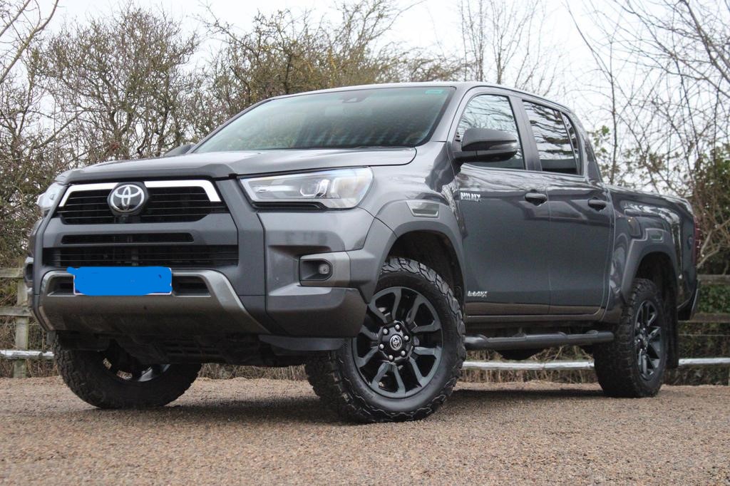 TOYOTA Hilux